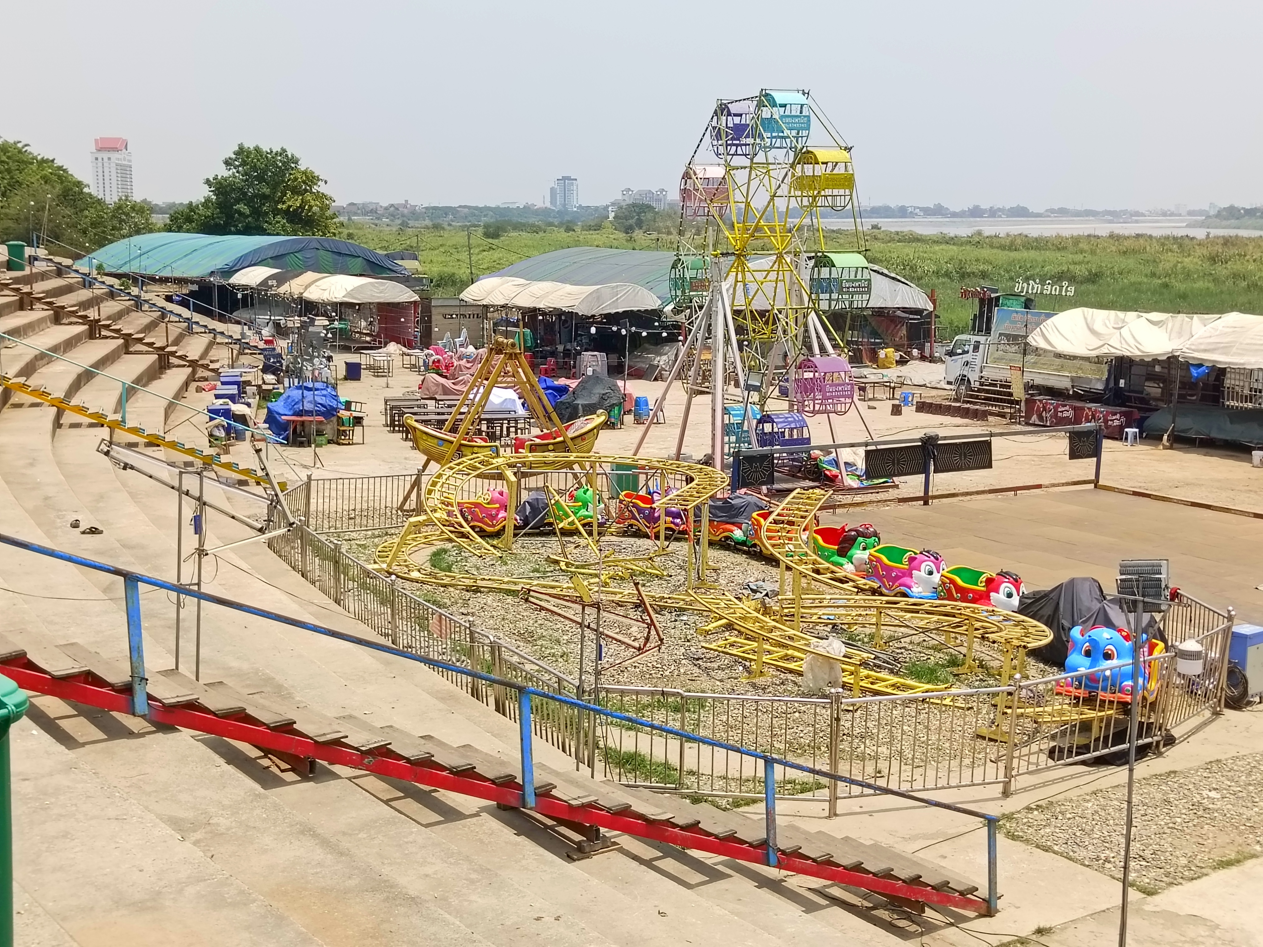 ທາງຍ່າງແຄມແມ່ນ້ຳວຽງຈັນຕອນແສງສີຟ້າໃກ້ຮູບປັ້ນກະສັດ
